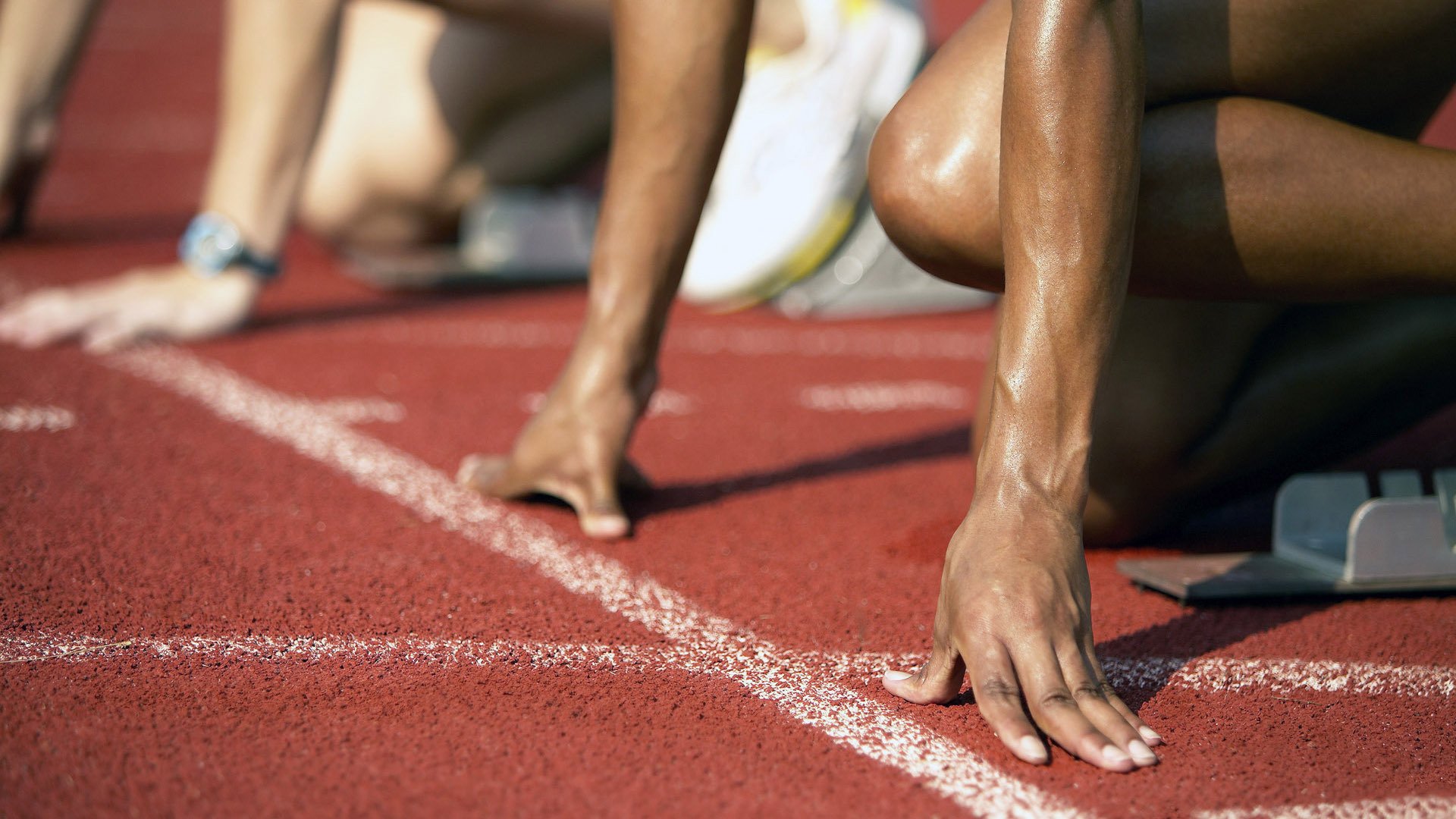 赛道上的绝对主宰,塞恩斯状态火热,助梅赛德斯完胜索伯车队